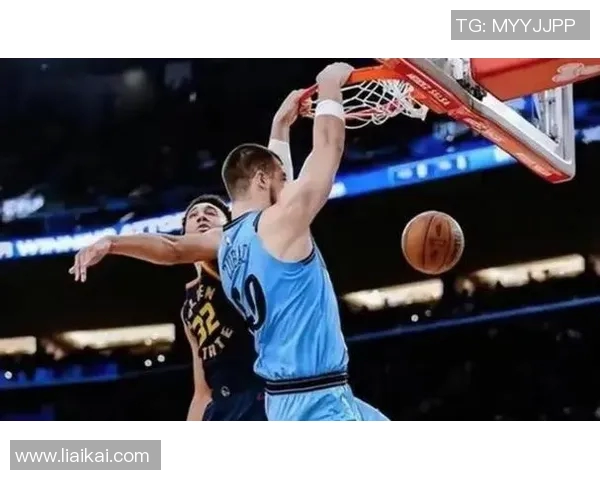 镜头捕捉:勇士赛场小动作引发热议